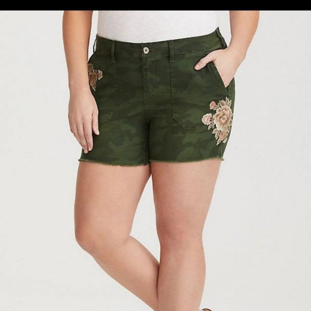 Camo Floral Applique Shorts Size 24 by Torrid